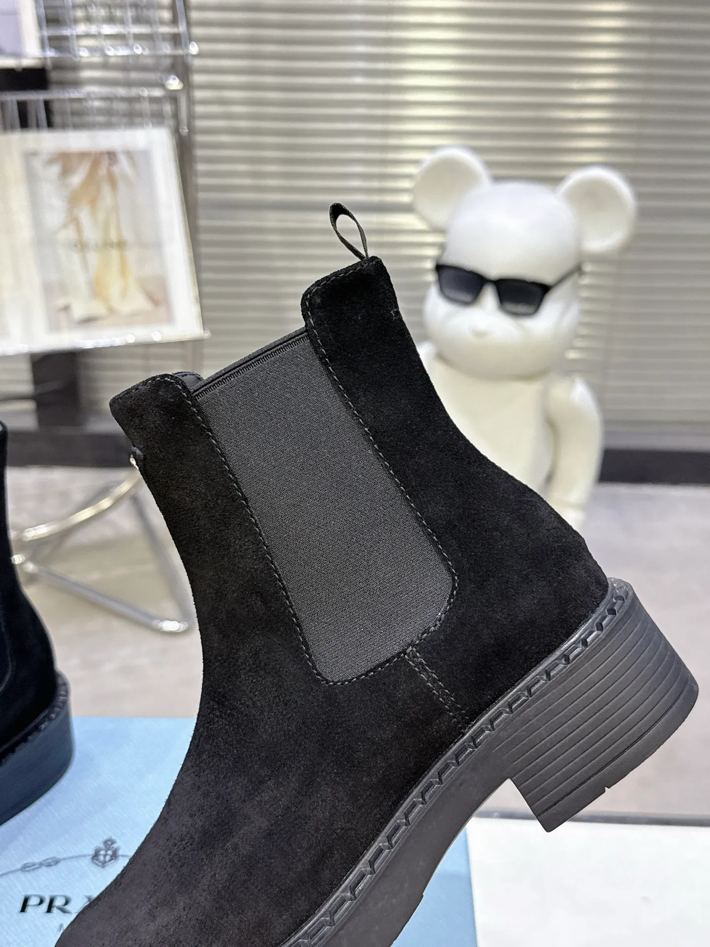 👟👟Ex-factory price 600👟👟 Prada thick-soled retro Martin boots. Elastic elastic, classic thick soles, with triangular buckle. Simple, elegant, fashionable and versatile. Fabric cowhide, open edge beaded cowhide. The lining is made of soft and delicate sheepskin, and the foot feels comfortable. The rubber mold is non-slip and lightweight. Original package sole. Standard size: 35-40. Order 41